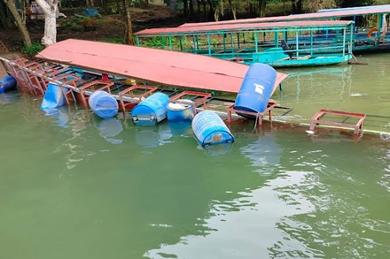 Cây cầu phao sau khi bị nghiêng, lật. (Ảnh: NGUYỄN HOÀNG)