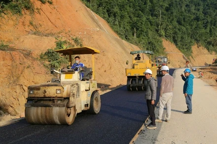 Thi công dự án đường thành phố Bắc Kạn đi hồ Ba Bể kết nối sang Na Hang (Tuyên Quang). (Ảnh: HÀ LƯỢNG)