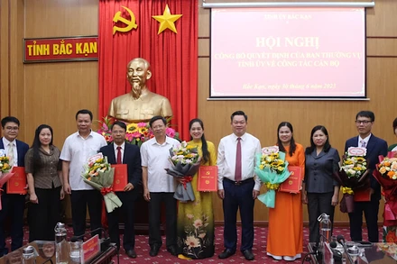 Lãnh đạo tỉnh Bắc Kạn tặng hoa chúc mừng các cán bộ được luân chuyển, bổ nhiệm. 