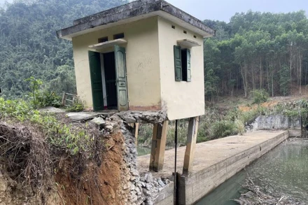 Tường cánh hồ bị hư hỏng nặng.