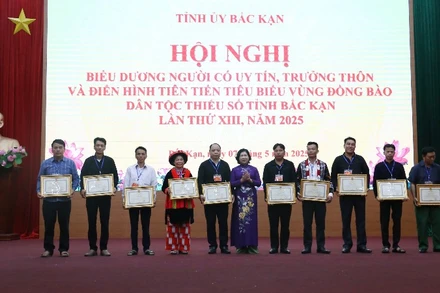 Lãnh đạo tỉnh Bắc Kạn trao Bằng khen tặng cho người có uy tín, trưởng thôn, điển hình tiên tiến. (Ảnh: TUẤN SƠN)