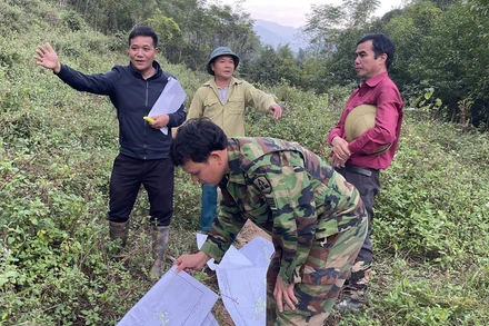 Cán bộ huyện Ba Bể thống kê, kiểm đếm đất đai, tài sản của người dân để giải phóng mặt bằng dự án đoạn qua xã Quảng Khê. (Ảnh: THU CÚC).