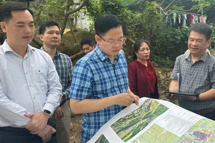 Lãnh đạo tỉnh Bắc Kạn kiểm tra thực địa vị trí thi công dự án cao tốc Chợ Mới-thành phố Bắc Kạn. (Ảnh: TUẤN SƠN).