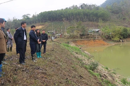 Lãnh đạo tỉnh Bắc Kạn kiểm tra tình hình tích nước một hồ chứa thủy lợi tại xã Cư Lễ, huyện Na Rì. (Ảnh: NGỌC TÚ)