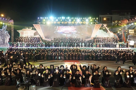 Màn trình diễn múa bát với 1.000 diễn viên gây ấn tượng với du khách. Ảnh: TUẤN SƠN