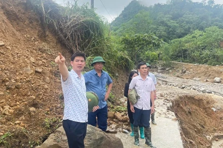 Lãnh đạo tỉnh Bắc Kạn kiểm tra, chỉ đạo công tác khắc phục hậu quả lũ quét tại Ba Bể. (Ảnh: HƯƠNG DỊU)