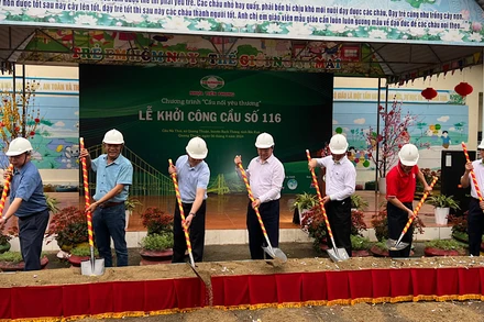 Các đại biểu thực hiện nghi thức khởi công công trình. Ảnh: TUẤN SƠN