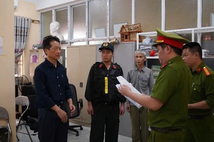 Cơ quan cảnh sát điều tra, Công an tỉnh Bắc Kạn tống đạt lệnh bắt để tạm giam đối với Hồng Sỹ Hưng (ngoài cùng bên trái). (Ảnh: THUỲ DƯƠNG)