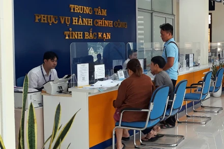 Hoạt động tại Trung tâm phục vụ hành chính công tỉnh Bắc Kạn. (Ảnh: Hương Dịu)