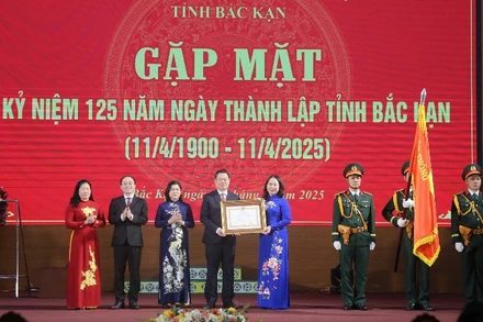 Phó Chủ tịch nước Võ Thị Ánh Xuân trao Huân chương Lao động hạng Nhất của Chủ tịch nước tặng Đảng bộ, chính quyền, nhân dân tỉnh Bắc Kạn. (Ảnh: TUẤN SƠN)