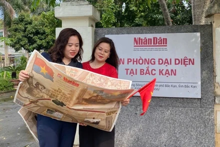 Checkin với phụ san đặc biệt trước cổng Văn phòng đại diện Báo Nhân Dân tại Bắc Kạn. (Ảnh: HOÀNG XUÂN, Sở Y tế Bắc Kạn)