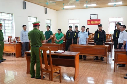 Cơ quan cảnh sát điều tra tống đạt các quyết định. (Ảnh: Công an Bắc Kạn)