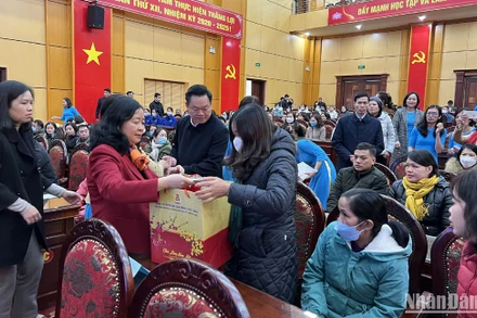 Đồng chí Bùi Thị Minh Hoài trao quà Tết tặng đoàn viên công đoàn có hoàn cảnh khó khăn của thành phố Bắc Kạn.