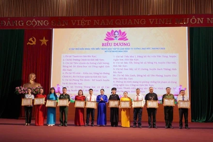 Lãnh đạo tỉnh Bắc Kạn tặng bằng khen cho các tập thể, cá nhân tiêu biểu. (Ảnh: TUẤN SƠN)