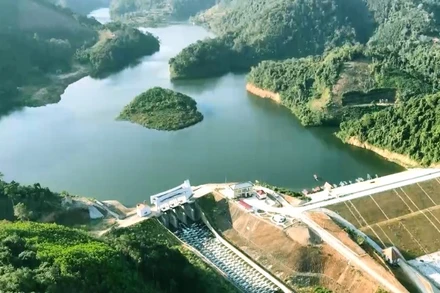 Một góc hồ Nặm Cắt. (Ảnh: THU CÚC)