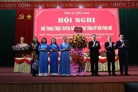 Bí thư Tỉnh ủy Bắc Kạn Hoàng Duy Chinh (thứ ba từ phải sang) tặng hoa chúc mừng Hội Liên hiệp Phụ nữ tỉnh nhân ngày Quốc tế Phụ nữ. (Ảnh: TUẤN SƠN)