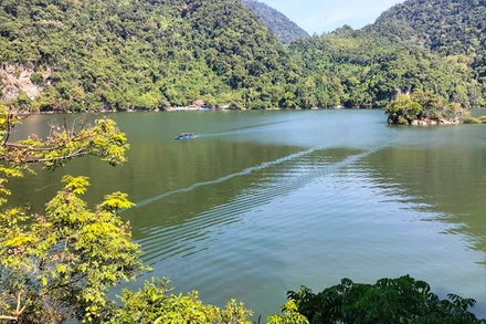 Một góc hồ Ba Bể. (Ảnh: TUẤN SƠN)