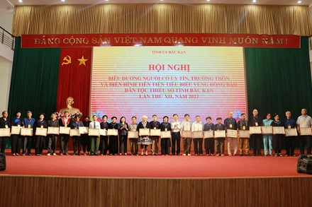 Lãnh đạo tỉnh Bắc Kạn trao bằng khen của Ủy ban nhân dân tỉnh cho người có uy tín, trưởng thôn và điển hình tiêu biểu.