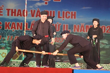 Thi đẩy gậy tại chương trình. (Ảnh: CÔNG LUẬN)