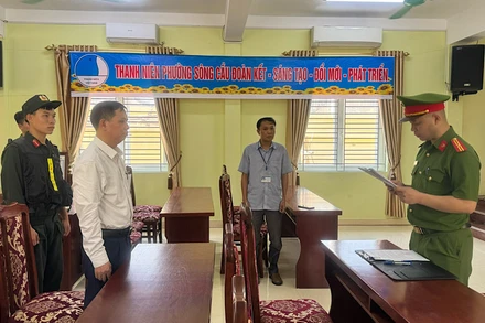Cơ quan Cảnh sát điều tra tống đạt quyết định bắt tạm giam đối với Nông Xuân Bính. (Ảnh: CTV)