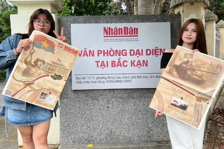 Các bạn trẻ hào hứng với phụ san đặc biệt. (Ảnh: TUẤN SƠN)