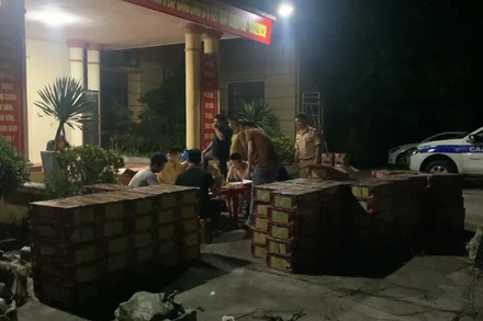 Lực lượng chức năng kiểm đếm số pháo lậu. 