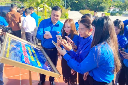 Thanh niên Bắc Kạn trải nghiệm mô hình số hóa di tích lịch sử Nà Tu, huyện Bạch Thông. (Ảnh: THU TRANG).