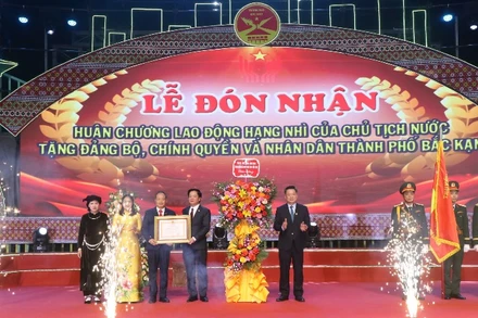 Lãnh đạo thành phố Bắc Kạn đón nhận Huân chương lao động hạng Nhì của Chủ tịch nước tặng. (Ảnh: TUẤN SƠN)