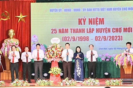 Lãnh đạo tỉnh Bắc Kạn tặng hoa chúc mừng huyện Chợ Mới. (Ảnh: ĐĂNG BÁCH).