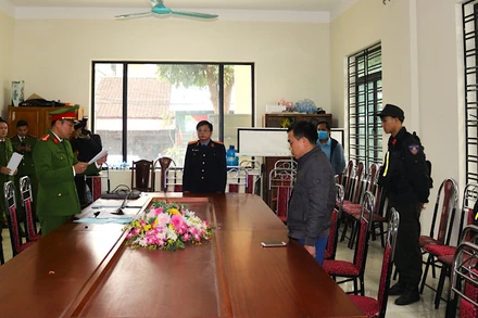 Công an tỉnh thi hành lệnh bắt tạm giam đối tượng. (Ảnh: THÙY DƯƠNG)