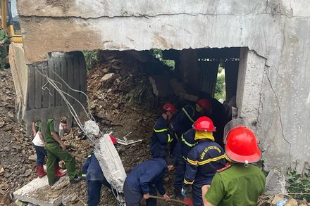 Lực lượng chức năng triển khai công tác tìm kiếm nạn nhân. (Ảnh: TUẤN SƠN)