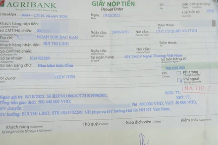 Một trong số các giấy chuyển tiền của nạn nhân với số tiền chuyển 500 triệu đồng. (Ảnh: NGỌC ÁNH)