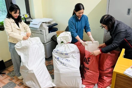 Cán bộ Sở Thông tin và Truyền thông đóng gói tài liệu chuẩn bị chuyển sang đơn vị mới từ ngày 1/3. (Ảnh: TUẤN SƠN)