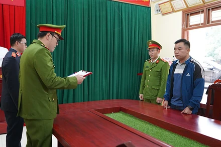 Cơ quan Cảnh sát điều tra tống đạt quyết định khởi tố bị can và bắt tạm giam đối tượng Cao Sinh Sáu. Ảnh: NGỌC ÁNH