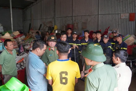 Lãnh đạo Công an tỉnh Bắc Kạn chỉ đạo triển khai công tác hỗ trợ nhân dân xã Đồng Phúc, huyện Ba Bể khắc phục hậu quả lũ quét. (Ảnh: THÙY DƯƠNG).