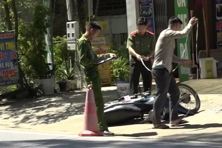 Công an huyện Chợ Mới tiến hành xác minh vụ việc. (Ảnh: NGUYỄN HOÀNG)