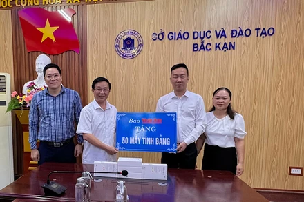 Đồng chí Vũ Hoàng Vĩnh, Chánh Văn phòng Báo Nhân Dân trao máy tính bảng cho Sở Giáo dục và Đào tạo Bắc Kạn. (Ảnh: TUẤN SƠN)