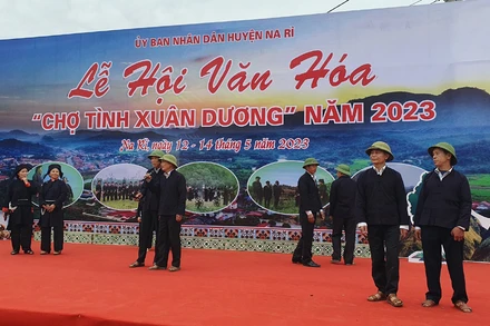 Trình diễn hát Sli trong lễ khai mạc Chợ tình Xuân Dương.