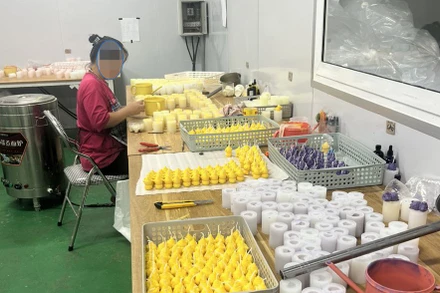 Công ty tự ý thuê công nhân để sản xuất nến trong thời gian dài. (Ảnh: TUẤN SƠN)