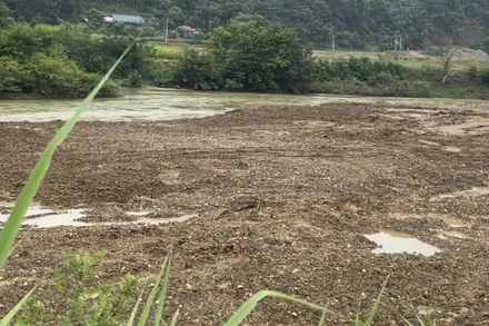 Một khu vực bị đào xới để khai thác cát, sỏi ở mỏ Hợp Thành-Hát Lài. Ảnh: TUẤN SƠN.