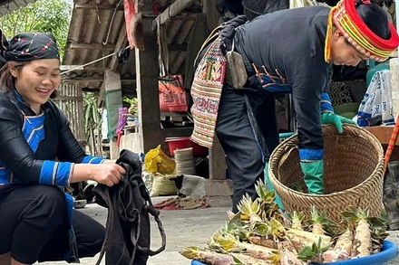 Người dân Chợ Đồn với thành quả sau một buổi đi tìm măng. (Ảnh: HÀ TUYẾT)