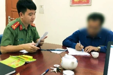 Phòng An ninh chính trị nội bộ (Công an tỉnh Bắc Kạn) làm việc với chủ tài khoản Facebook bình luận sai sự thật trên mạng xã hội.