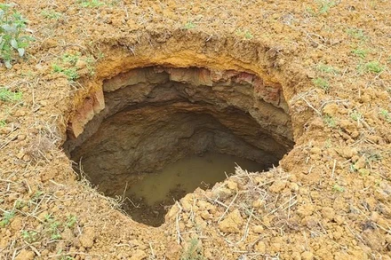 Hố sụt mới xuất hiện trong sáng 11/4. (Ảnh: THANH LỘC)