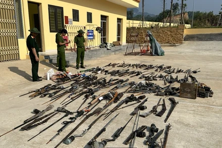 Công an huyện Ba Bể phân loại vũ khí trước khi đem tiêu hủy. (Ảnh: NGỌC ÁNH)