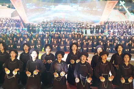 Màn trình diễn múa bát với sự tham gia của 1.000 diễn viên quần chúng trong Tuần Văn hóa-Du lịch Bắc Kạn năm 2024. (Ảnh: THU TRANG)