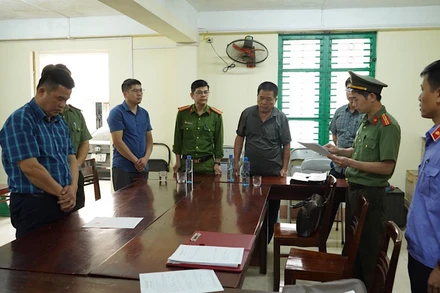 Cơ quan An ninh điều tra thi hành lệnh bắt tạm giam đối tượng Hoàng Thanh Bình (hàng đầu bên trái). (Ảnh: Công an Bắc Kạn)