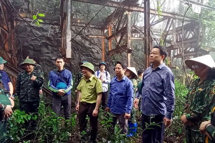 Lãnh đạo tỉnh Bắc Kạn khảo sát tiềm năng du lịch tại hệ thống cáp tời quặng có từ thời Pháp thuộc trong Khu bảo tồn. Ảnh: ĐĂNG BÁCH