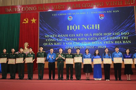 Trao bằng khen tặng các tập thể, cá nhân có thành tích xuất sắc. Ảnh: TUẤN SƠN