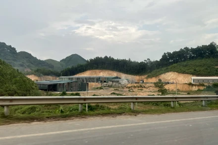 Một nhà xưởng “mọc” trái phép trên đất lâm nghiệp ở Quảng Chu.