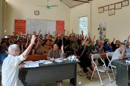 Cử tri xã Yên Phong, huyện Chợ Đồn, biểu quyết nhất trí cao với dự thảo hai đề án. (Ảnh: NÔNG VUI)